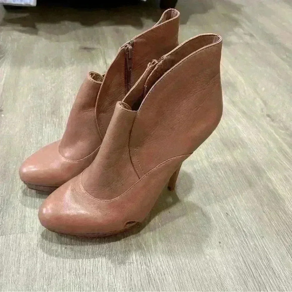 Vero Cuoio Pink Leather Bootie Heels - Picture 3 of 8